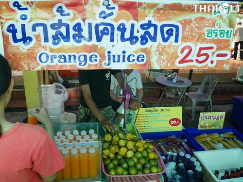 Fresh orange juice  at Taling Chan Floating Market