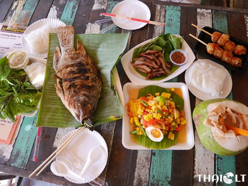What to Eat at Khlong Lat Mayom Floating Market