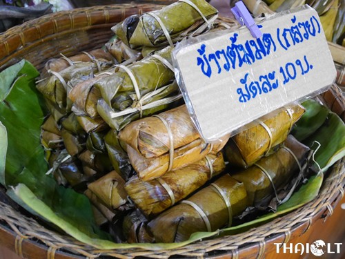 Khao Tom Mud (Steamed Sticky Rice with Banana)
