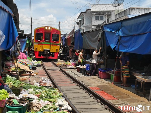 Maeklong Railway Market (Talad Rom Hub)