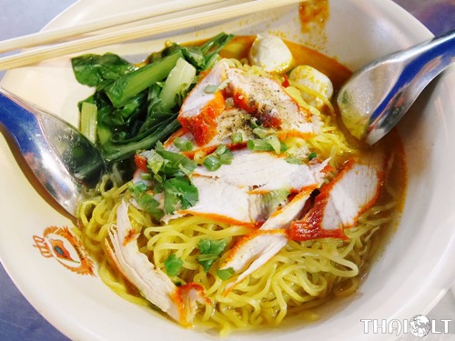 Bha Mhee Moo Daeng (Egg noodle with Roasted Pork)