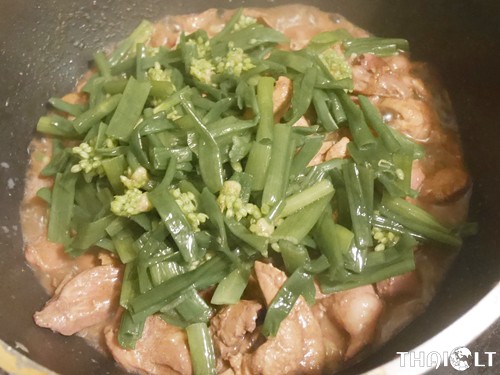 Pork Intestine Stir-Fry with Flowering Garlic Chives 