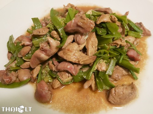 Pork Intestine Stir-Fry with Flowering Garlic Chives (Dok-Hom Pad Krueng Nai) : ดอกหอมผัดเครื่องใน