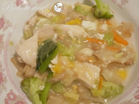 Thai Style Noodles in Gravy (Rad Na) 