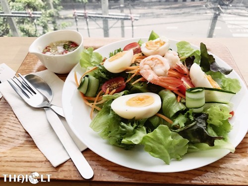 Soft-boiled egg and Shrimp Spicy Salad 