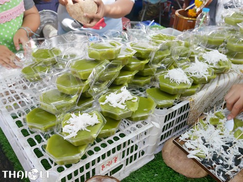 Snacks You Should Try at Taling Chan Floating Market, Bangkok