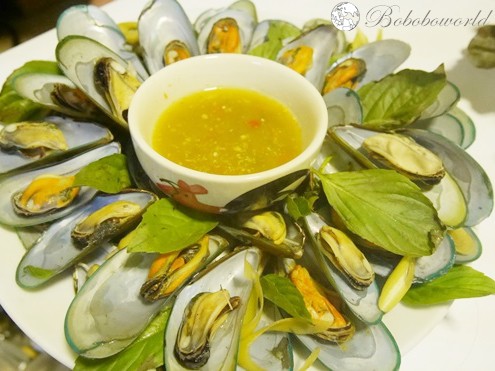 Steamed Mussels with Herbs (Hoi Malaeng Phu Awb): หอยแมลงภู่อบ