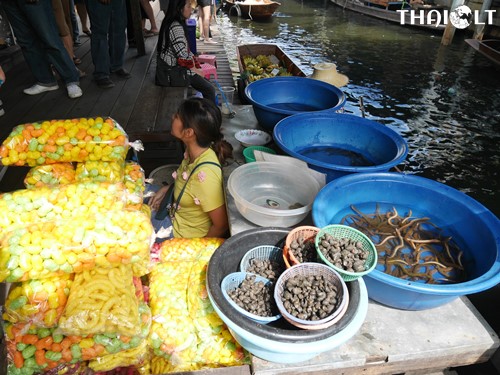 Taling Chan Floating Market 