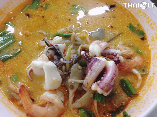 Tom Yum Goong (Hot and Sour Soup with Shrimp) 