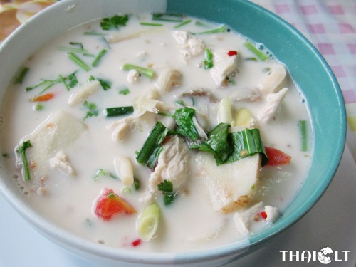 Том Ка Гай (тайский суп с кокосом, галангалом и курицей)