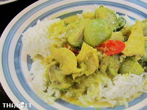 Gaeng Keow Wan Gai (Thai Green Chicken Curry) 